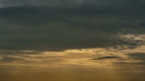 Lapso de tiempo: puesta de sol, amanecer y hermoso crepúsculo, tormenta esponjosa, cielo azul y amarillo nublado