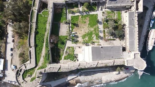 Castillo cerca del mar