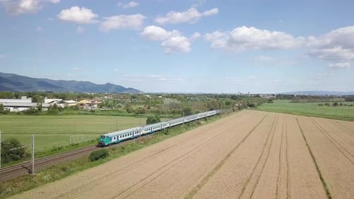 Personenzug auf dem Land.