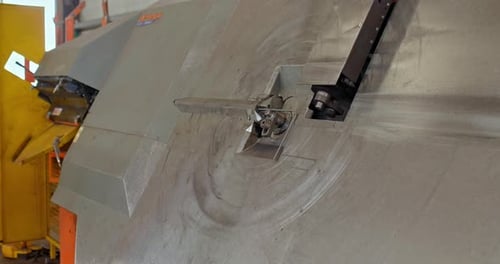 Nahaufnahme CNC zum Biegen von Metall im Werk