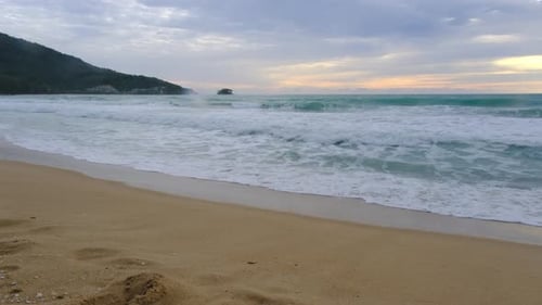 Wunderschöne Meereswellen und weißer Sandstrand auf der tropischen Insel.