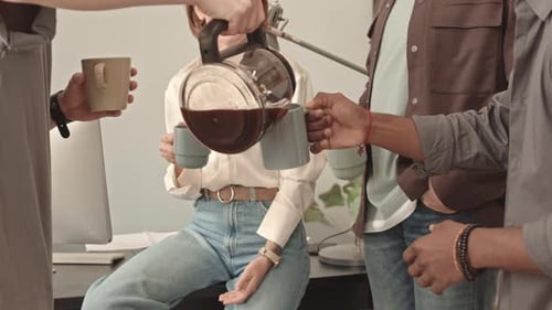 Mitarbeiter machen Kaffeepause im Büro