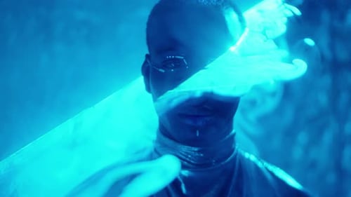 Porträt eines männlichen Außerirdischen im Laserlicht