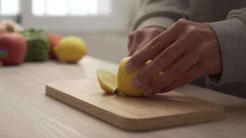 Couper les citronniers en tranches sur une planche à découper en bois avec un couteau