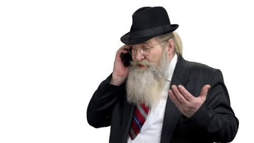 Reifer Mann, der auf dem Handy spricht