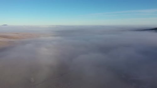 Drohnenansicht von Wolken in einem nebligen Morgen