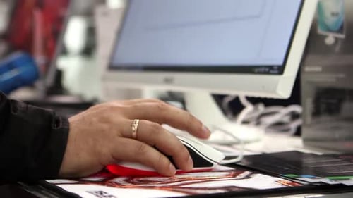 Mann arbeitet am Computer auf der Ausstellung