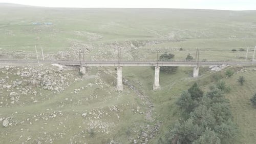 Vista aérea da ponte ferroviária vazia na região de Samtskhe-Javakheti, Geórgia.