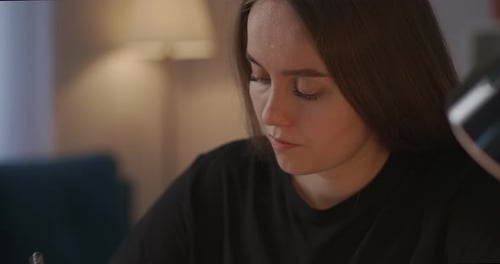 Autoeducación por Vídeo tutoriales y seminarios web en línea La mujer está tomando notas y viendo en la pantalla de