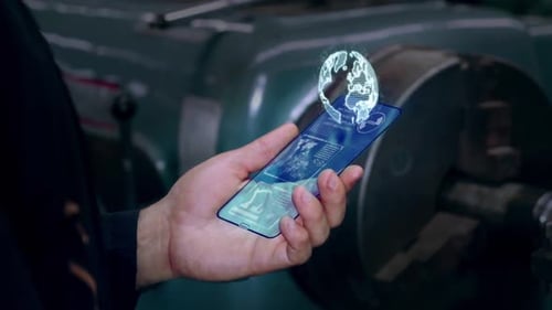 Un ouvrier d'usine utilise un futur dispositif d'écran holographique pour contrôler la fabrication