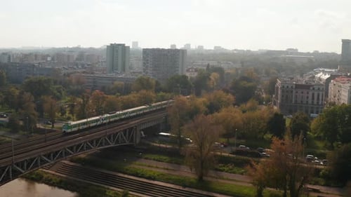 Verfolgung der S-Bahn auf der Brücke und auf der Multitrack-Linie durch die Stadt
