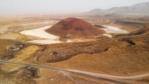 Über den Vulkankrater auf dem Mars fliegen und den Roten Planeten von einem Raumschiff aus erkunden