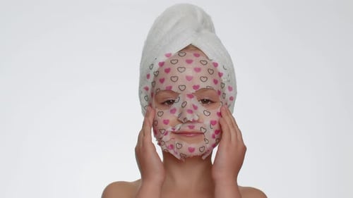 Child Smoothing Sheet Mask with Hearts on Face