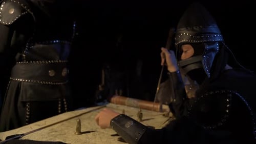 Soldat, der Kriegstaktik mit Schwert in der Hand ausführt.