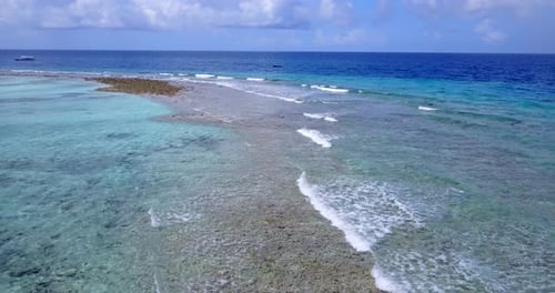 Weit überfliegende Kopie Weltraumaufnahme eines weißen Sandstrandes im Paradies und blauem Ozeanhintergrund in lebendigen 4