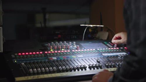 Der Radiosender Hand of Sound Engineer verwendet einen Musikmixer mit Bearbeitungswerkzeugen im Produktionsstudio