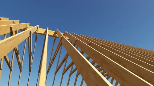 Toma en bucle con la cámara moviéndose a lo largo de la armadura de madera sin terminar del techo.
