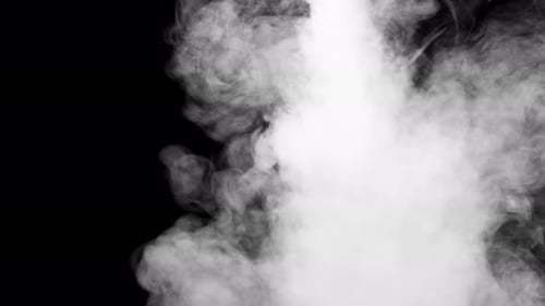 Weicher Nebel in Zeitlupe auf dunklem Hintergrund