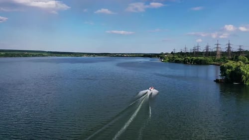 Conducir lancha rápida en el río. Vista aérea sobre el barco flotante