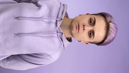 Femme Gen Z Indifférent Look Chewing Bubblegum Bras pliants Croisés