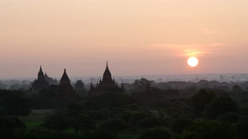 Paysage de pagodes, lever du soleil Laps de temps heure à Bagan
