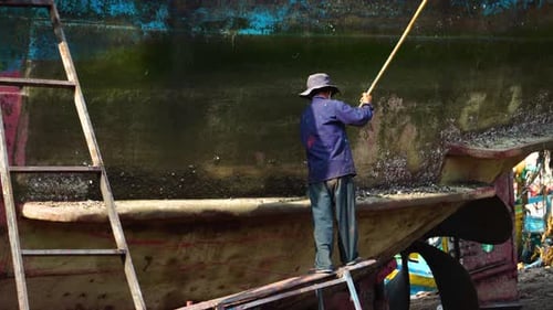 trabalho trabalhado foco na limpeza do casco, desincrustação e remoção da vida marinha do fundo de um barco