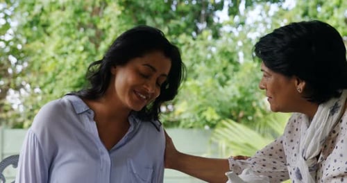 Madre e hija interactuando entre sí 4k