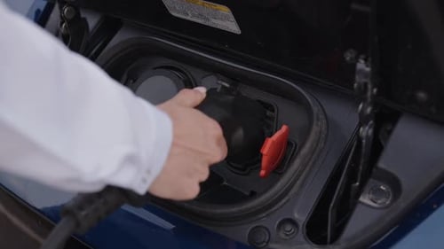 Ansicht eines Ladegeräts eines blauen Elektroautos