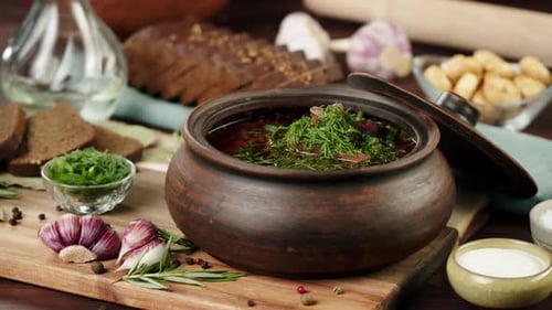 Bortsch bouilli à l'aneth et au persil Closeup Cuisson Soupe à base de betterave