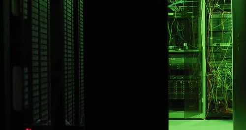 Nahaufnahme grüner Kontrollleuchten auf Computerservern im Technikraum