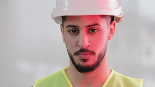 Nahaufnahme Porträt Ernsthafter hispanischer Mann Auftragnehmer Mechaniker Männlicher Baumeister Tragen Spezielle Uniform
