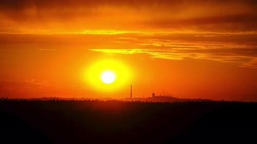 Orange Sonnenuntergang am Himmel Zeitraffer Erstaunliche Farben der untergehenden Sonne am Abend