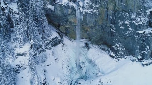 In den Winterbergen in der Nähe eines Wasserfalls fliegen
