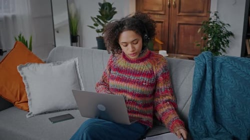 Junge selbstbewusste afroamerikanische Arbeitgeberin Video-Chat mit Partnern über Laptop diskutieren