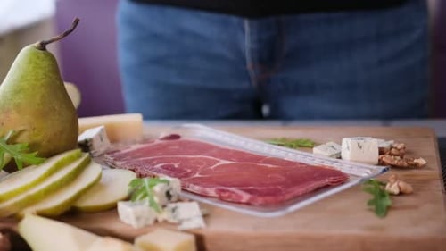 Préparation de tranches de jambon aux poires et au fromage bleu