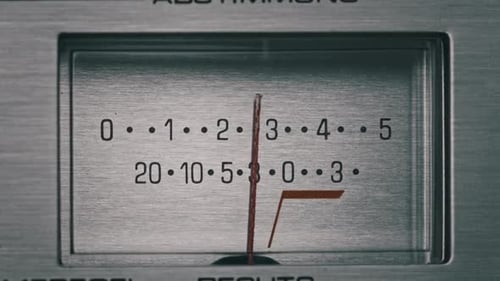 Medidor VU analógico no indicador de seta do gravador de fita estéreo prateado