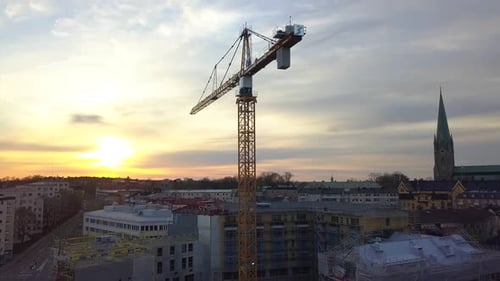 Vista aérea del sitio de construcción del nuevo edificio residencial Wint Tower Crane