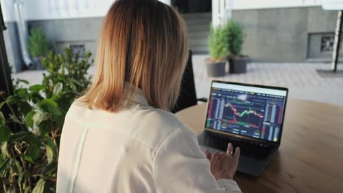 Woman Trader Trades and Analyzes the Cryptocurrency Market Invests Money
