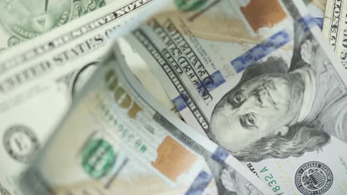 Dollarscheine in amerikanischer Währung, die aufeinander fallen Hintergrund