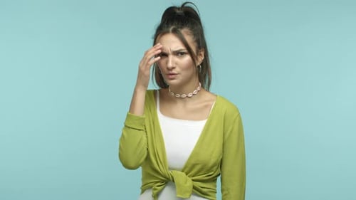 Замедленное движение стильной и крутой девочки-подростка съеживается от чего-то трогательного по голове и говорит «ой, слушай»