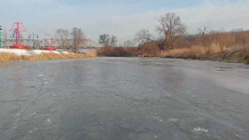 Über einen gefrorenen Fluss fliegen