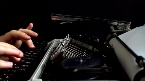 La fille tape sur une machine à écrire rétro.