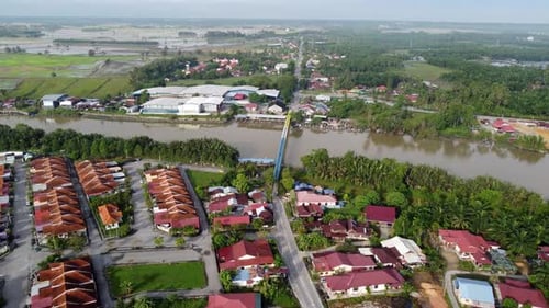 Vista aérea del puente de hierro de acero cruza el río Kerian