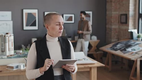 Arquitecta mujer con tableta