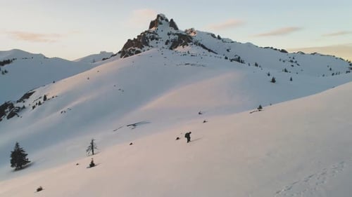 Wintermann beim Wandern In Den Bergen