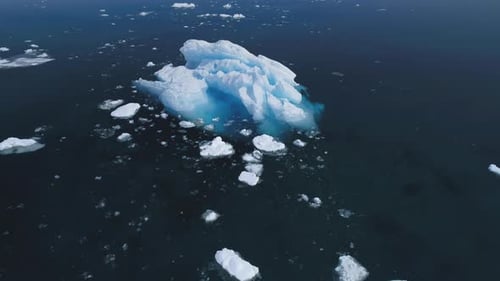 Majestätische Luftaufnahme von Iceberg Motion aus der Antarktis