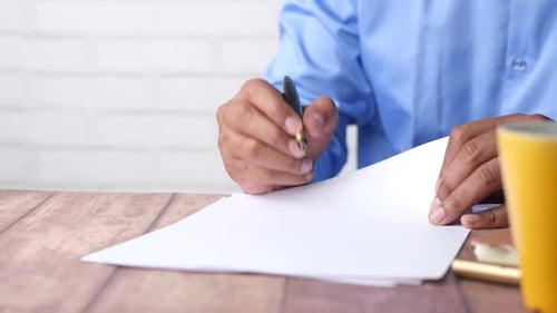 Homem, mão na caneta-tinteiro, escrevendo ou assinando em papel