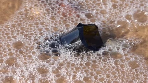 Zerbrochenes Glas am Strand