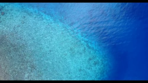 Luftaufnahme des Strandabenteuers der Marineinsel vor blaugrünem Ozean und weißem Sand Hintergrund eines d