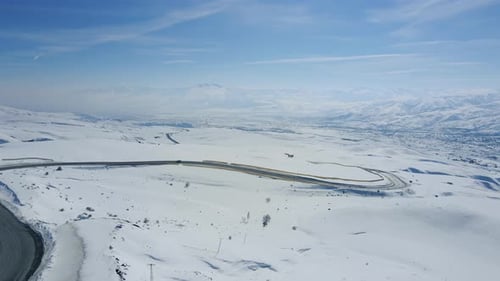 Montagnes enneigées et route